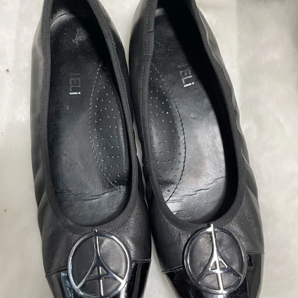 Vaneli black leather flats shoes round toe with a silver tone logo accent SZ9M